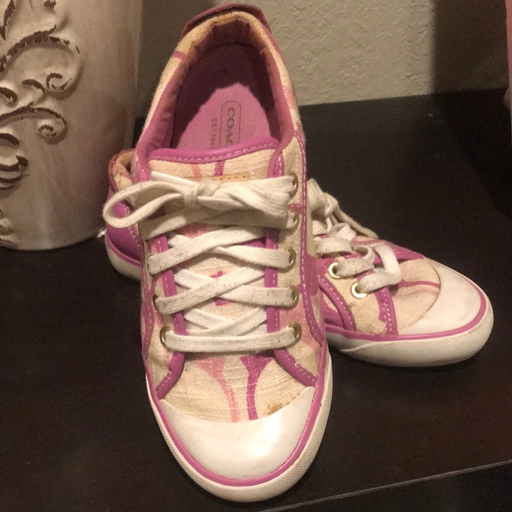 Women coach tennis shoes